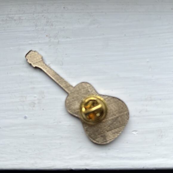 Vintage Kenny Rodgers guitar enamel hat lapel festival pin - Picture 3 of 3